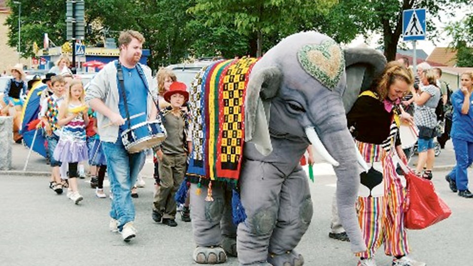 2011-Kanalyran fredag dag barnkortege med elefant.jpg